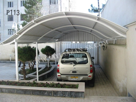 سایبان ماشین در حیاط خانه